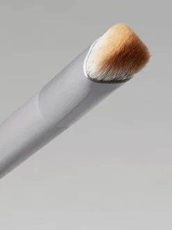 Half Magic Pyramid Eyeshadow Brush | MECCA